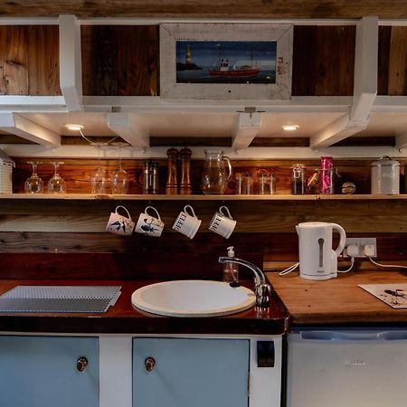 Swallowfield Glamping-Unsinkable Yeovil Exterior photo