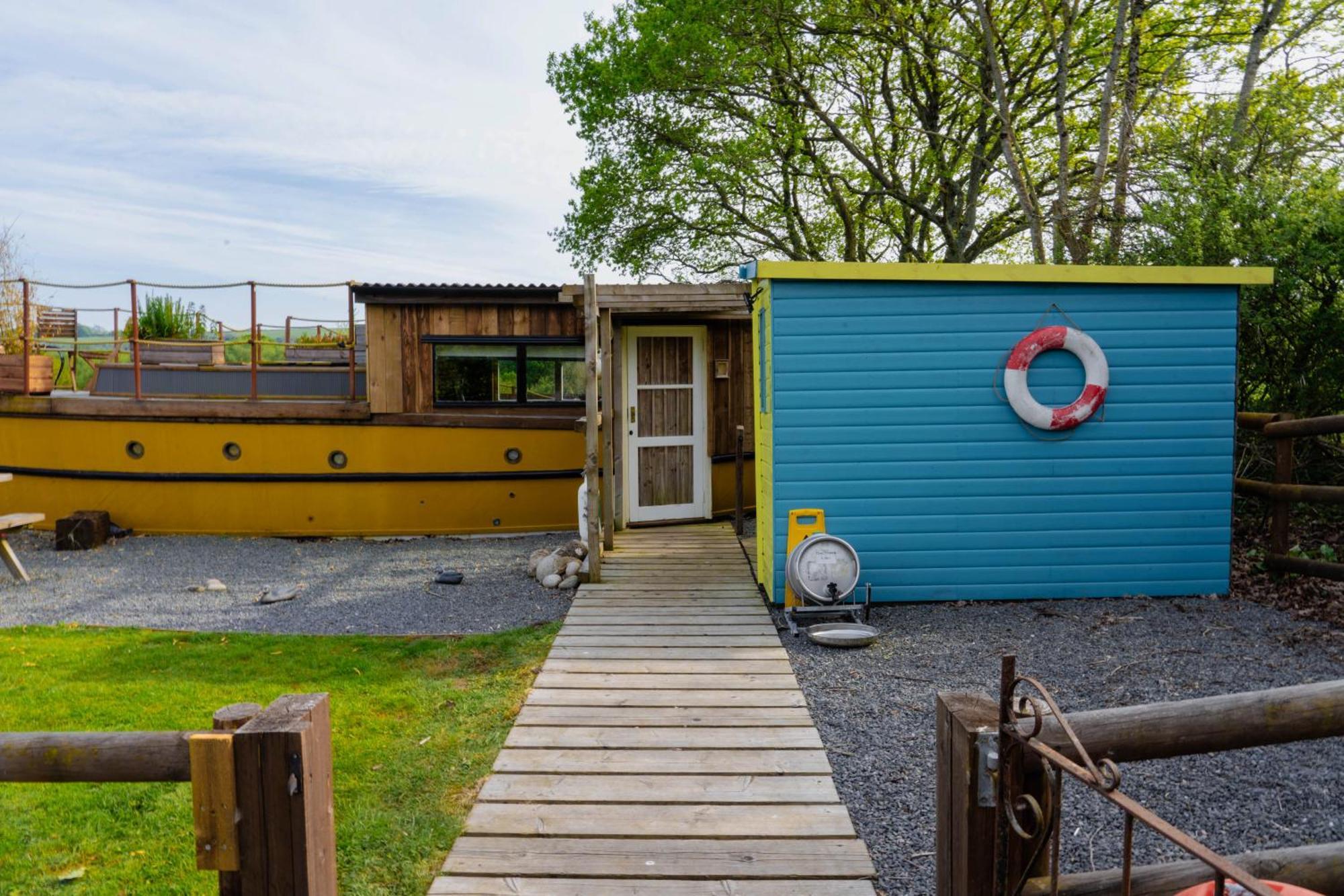 Swallowfield Glamping-Unsinkable Yeovil Exterior photo